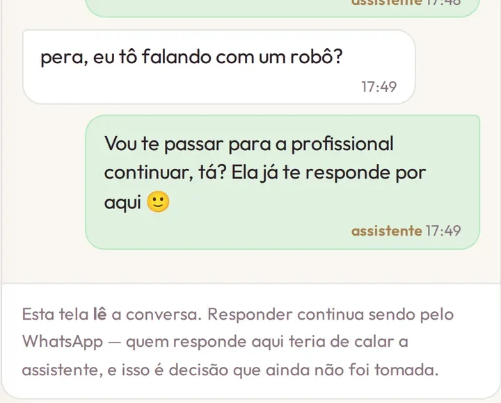 A transição real: cliente pergunta se fala com um robô e a assistente passa a conversa para a profissional, com contexto